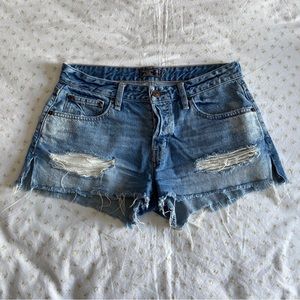 abercrombie & fitch distressed denim shorts 🫶🏼